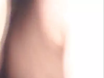 Maman sexy massant video de sexe maison diligemment son entrejambe