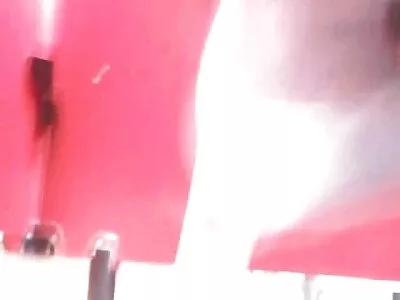 Des Papous affamés laissent deux femmes se videos x fait maison promener