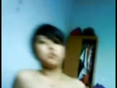 Mec chaud baisé embrassant maison de retraite porno une fille dans une pile sur la table