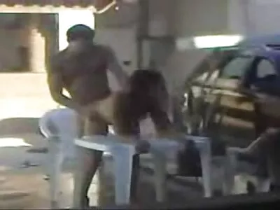 Un homme baise deux femmes avec video sexe a la maison un baiser.