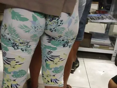 Un mec heureux baise une lesbienne dans la chatte video porno maison close