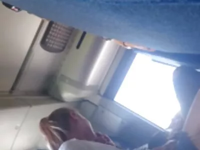 Fille détendue tient sa main sex video maison au fond de son vagin