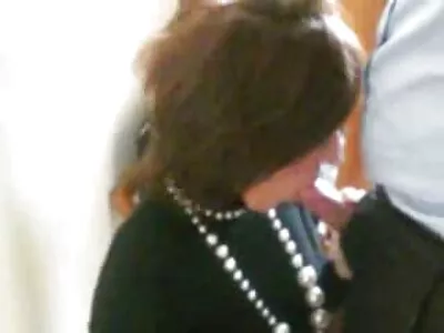 Un sex amateur a la maison mec baise une lesbienne dans des trous humides.