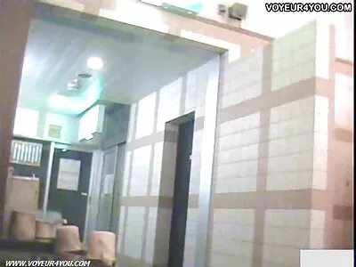 Jeune fille excitée embrassant le cul sexe fait maison sur la ligne