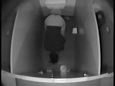 Assis sur le canapé, un homme pousse une fille dans la maison close video porno chatte