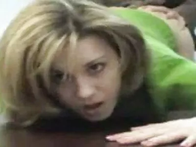 Un mec hardcore chevauche une Blonde sur une bite dans sexe francais fait maison le salon