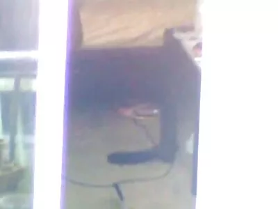 Vilaine fille garnie de ciseaux video voyeur maison sur la terrasse