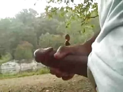Une fille solitaire sexe maison video s'excite en embrassant des jouets sexuels