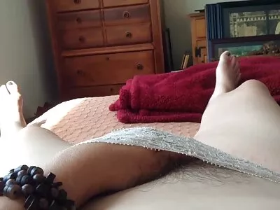 Elle embrasse des baisers porno dans maison avec sa propre tante et shmara gros et dur dans la cuisine