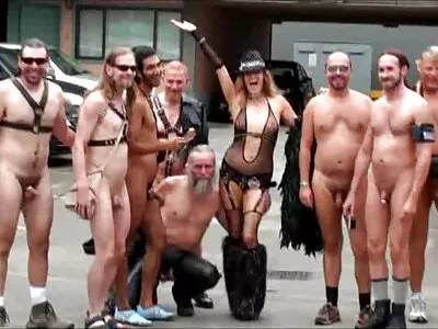 Secrétaire nue devant le maison du porno patron pour un prix