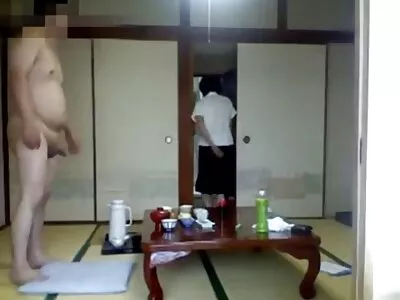 Une fille video sexe maison se transforme en cancer et pousse un vibromasseur dans sa chatte