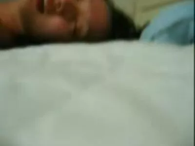 Femme porno dans la maison au foyer nue nue et dans la chatte rasée grecque