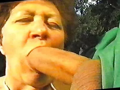 À l'orgasme femme excitée video amateur a la maison dans les crampes vaginales