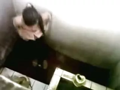 Avec ses doigts souples, le mulâtre touche le clitoris. porno dans la maison