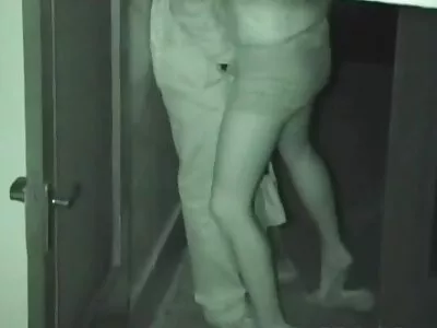 avec sexe a la maison video un beau mec, les jeunes filles sont données sur le cul