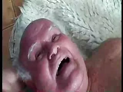 Par excitation, un homme a des relations sexuelles video sexe maison avec deux femmes