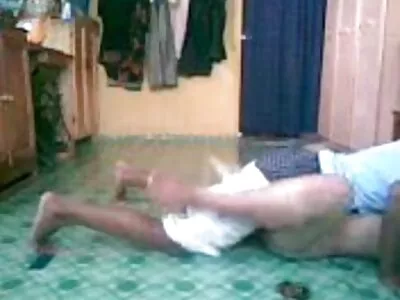 Une danseuse baise des filles avec des baisers à une fête porno maison de retraite