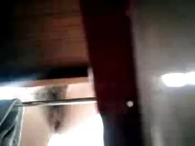 L'homme amateur sex maison aime embrasser deux mulâtres