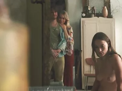 Un trio vidéos x à la maison russe incroyable se transforme en farces étudiantes