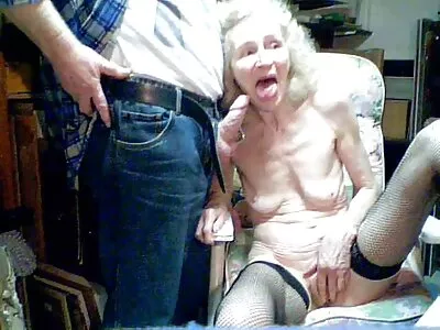 Baiser une ado douce embrassée donne un homme la maison du porno avec un homme