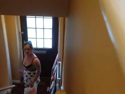 Travailleur poli embrassant sa chatte au travail sexe a la maison video