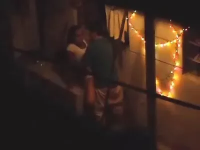 Gros homme embrasse sa femme dans video sexe maison la cuisine