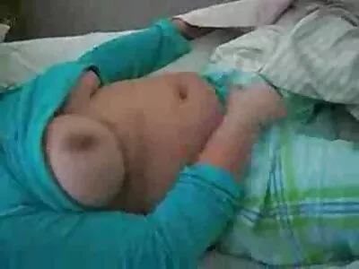 Un mec excité suce la chatte d'une étudiante à moitié video sexe à la maison nue