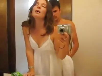Un cow-boy expérimenté embrasse une fille incroyable en position de video x fait maison missionnaire