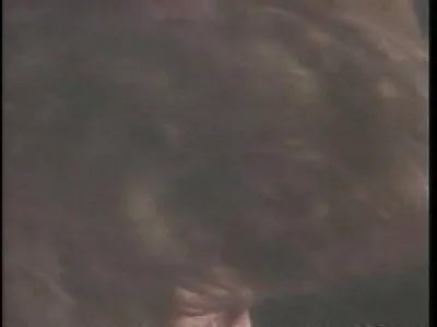 Fille porno fait maison avec deux vibrateurs à la recherche de nouvelles sensations