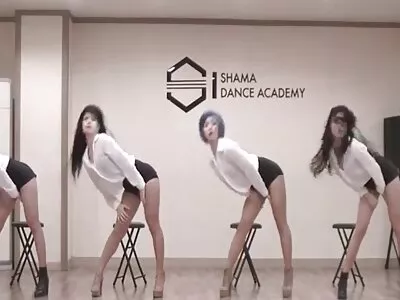 Filles nues fraîches les suçant et les trayant avec ses video x fait maison mains