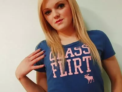 Une fille amène son petit ami à sa petite amie et aime le video sexe maison sexe