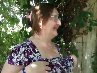 Les video x fait maison filles s'embrassent avec un professeur avec une barbe