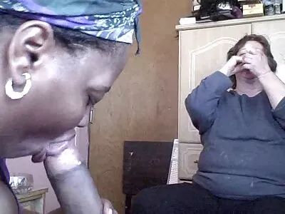 Une femme diligente suce et maison de retraite porno donne une chatte à un étalon
