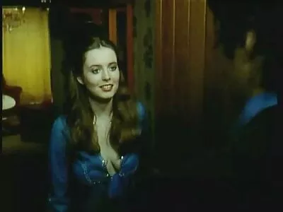 Il a embrassé video de sexe a la maison avec confiance la chatte de deux filles