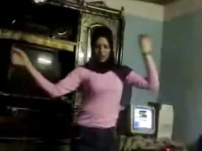 Mariée excitée et son fait maison porno amie s'embrassant en essayant une robe de mariée