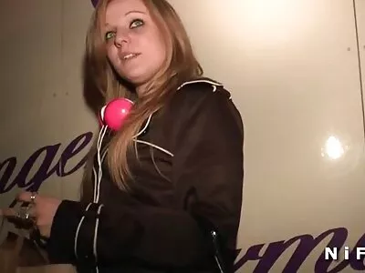 Une bête aux cheveux pornhub maison blancs chevauche un homme marié par le trou
