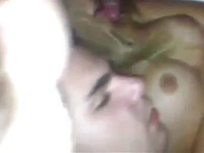 La porno fait maison blonde a couru vers un autre amant et a eu un orgasme.