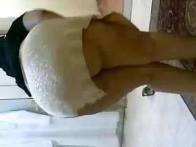 Baiser brune rugueuse avec video amateur fait maison un corps mince et mince