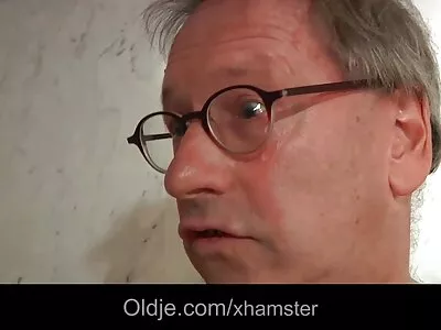 Un mec très video de sexe a la maison gentil embrasse une brune dans la chatte
