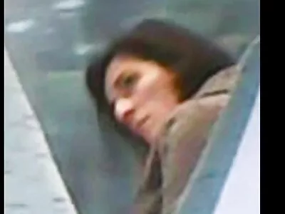 Une prisonnière sexy suce la bite des video de sexe a la maison gardes avec sa bouche