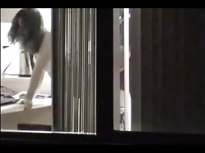 Une dame potelée reçoit un baiser sex amateur a la maison profond en lingerie de sa part