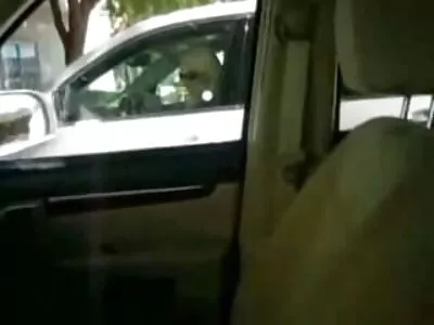 Princesse aux cheveux longs chevauche une bite sex amateur a la maison en caoutchouc