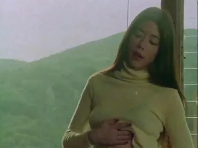 Des Blancs sex amateur a la maison baisent des salopes brunes avec des baisers.
