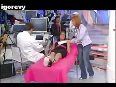 Jolie brune baise un fait maison porn mec dans le cul