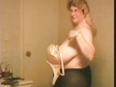 La beauté séduisante Ava Dalush caresse ses jambes et se donne à porno dans la maison son partenaire