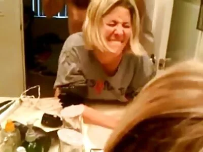 Un homme baise une pornhub maison milf dans un baiser.
