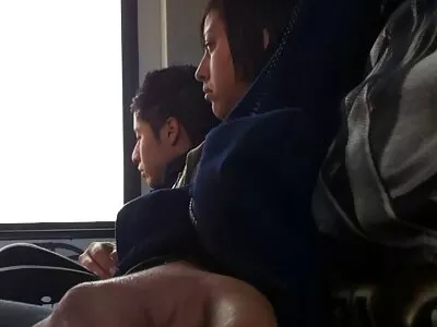 Jolies la maison du porno filles jouent bien avec des chattes