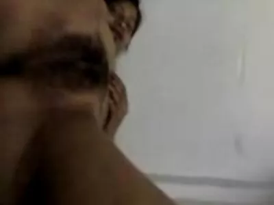 Un groupe de mecs embrasse une douzaine fait maison sexe de filles dans une compétition sexuelle