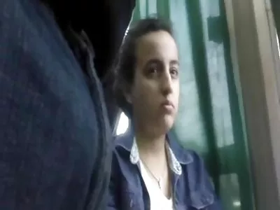 jeune femme maison du porno profite de deux membres en même temps