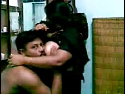 Homme video sexe maison travaillant en tirant sur une femme tatouée
